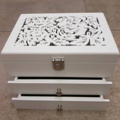 Шкатулка под украшения из дерева с резьбой